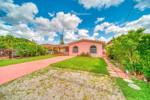 House in Miami, Florida 4 bedrooms, 172.43 sq.m. № 2244238