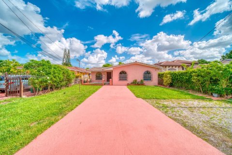 House in Miami, Florida 4 bedrooms, 172.43 sq.m. № 2244238 - photo 27