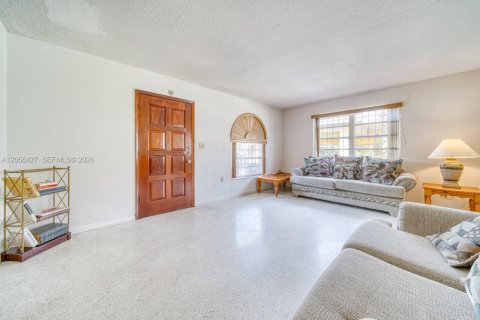 House in Miami, Florida 4 bedrooms, 172.43 sq.m. № 2244238 - photo 12