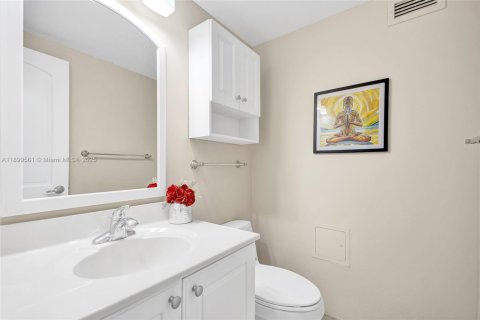 Condo in Hollywood, Florida, 1 bedroom  № 1953399 - photo 15