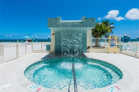 Condo in Hollywood, Florida, 1 bedroom  № 1953399 - photo 29