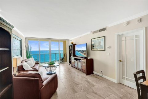 Condo in Hollywood, Florida, 1 bedroom  № 1953399 - photo 17