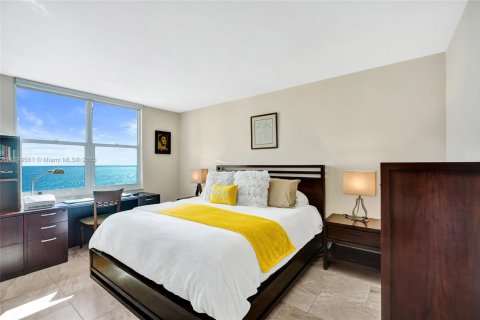 Condo in Hollywood, Florida, 1 bedroom  № 1953399 - photo 11