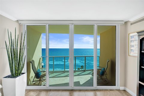 Condo in Hollywood, Florida, 1 bedroom  № 1953399 - photo 3