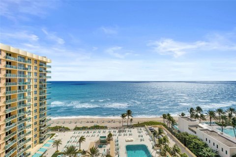 Condo in Hollywood, Florida, 1 bedroom  № 1953399 - photo 1
