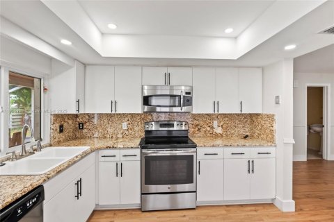 Снять в аренду виллу или дом в Майами, Флорида 4 спальни, 167.13м2, № 1956692 - фото 10