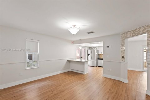 Снять в аренду виллу или дом в Майами, Флорида 4 спальни, 167.13м2, № 1956692 - фото 7