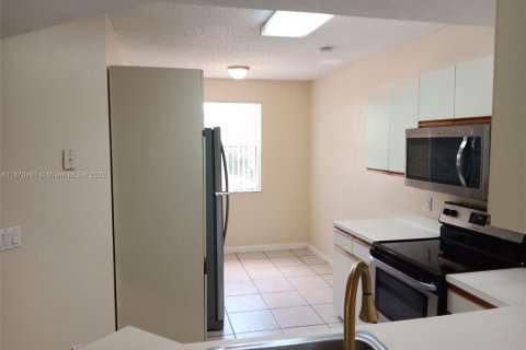 Снять в аренду кондоминиум в Корал-Спрингс, Флорида 3 спальни, 108.32м2, № 1926085 - фото 7