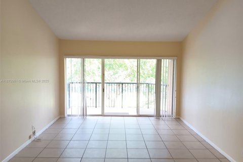 Снять в аренду кондоминиум в Корал-Спрингс, Флорида 3 спальни, 108.32м2, № 1926085 - фото 3