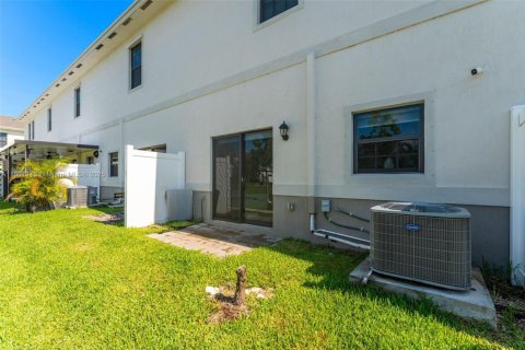 Снять в аренду таунхаус в Флорида-Сити, Флорида 3 спальни, 136.19м2, № 1937765 - фото 24