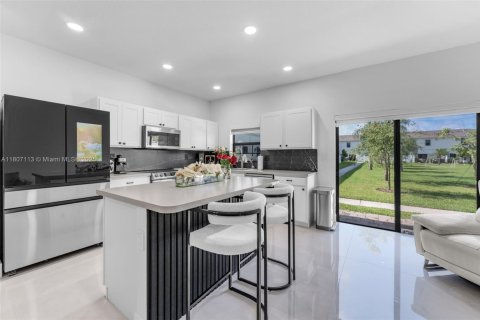 Townhouse in Florida City, Florida 3 bedrooms, 136.19 sq.m. № 1937765 - photo 3