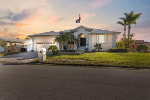 House in New Port Richey, Florida 3 bedrooms, 252.04 sq.m. № 1523801 - photo 1