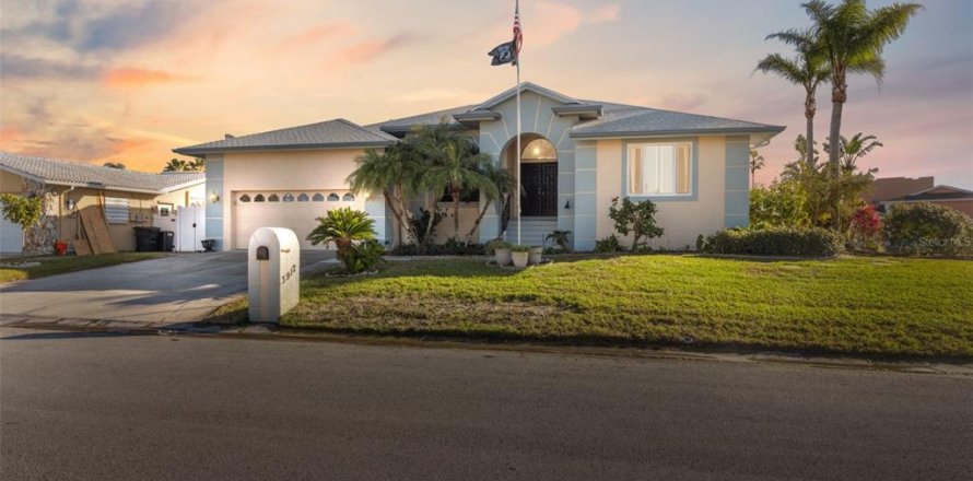 House in New Port Richey, Florida 3 bedrooms, 252.04 sq.m. № 1523801