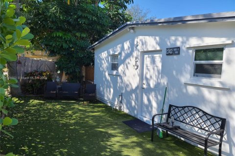 House in Hollywood, Florida 2 bedrooms, 144.93 sq.m. № 1985186 - photo 1