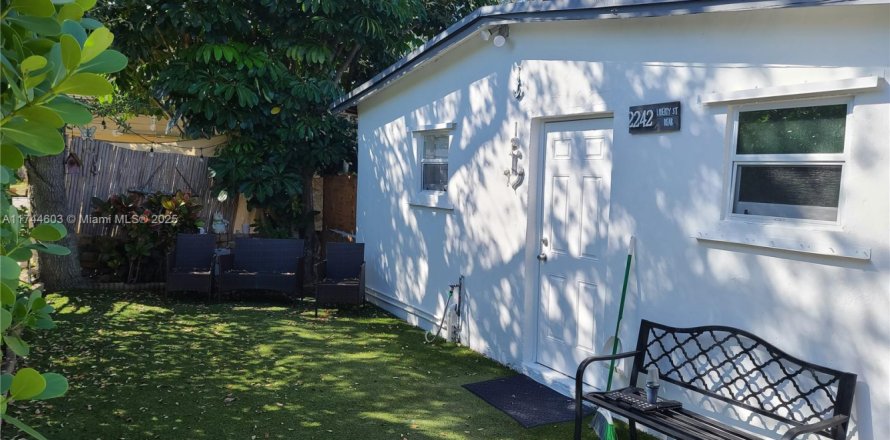 House in Hollywood, Florida 2 bedrooms, 144.93 sq.m. № 1985186