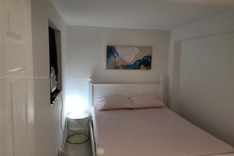 House in Hollywood, Florida 2 bedrooms, 144.93 sq.m. № 1985186 - photo 14