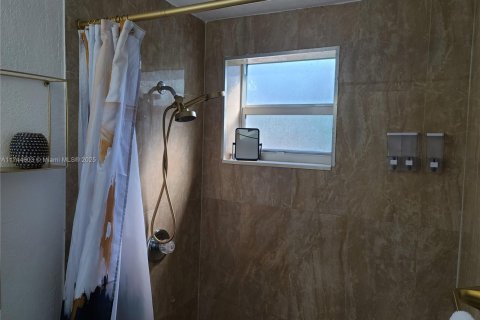 House in Hollywood, Florida 2 bedrooms, 144.93 sq.m. № 1985186 - photo 15