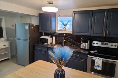 House in Hollywood, Florida 2 bedrooms, 144.93 sq.m. № 1985186 - photo 9