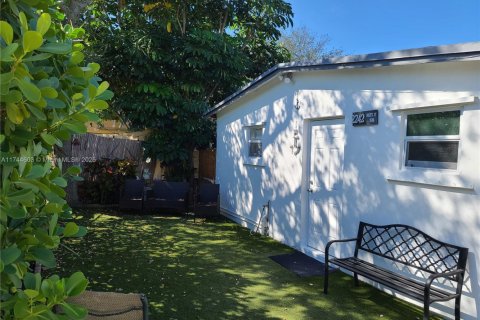 House in Hollywood, Florida 2 bedrooms, 144.93 sq.m. № 1985186 - photo 2