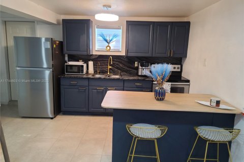 House in Hollywood, Florida 2 bedrooms, 144.93 sq.m. № 1985186 - photo 6