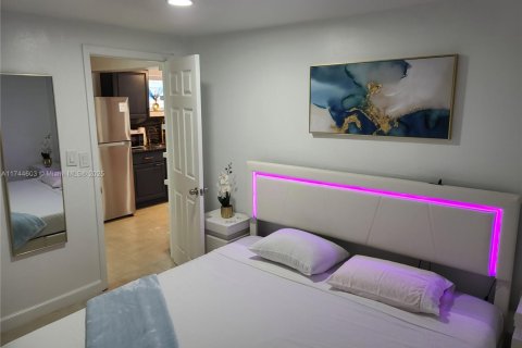 House in Hollywood, Florida 2 bedrooms, 144.93 sq.m. № 1985186 - photo 12