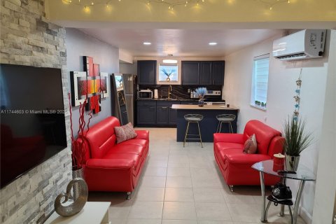 House in Hollywood, Florida 2 bedrooms, 144.93 sq.m. № 1985186 - photo 5