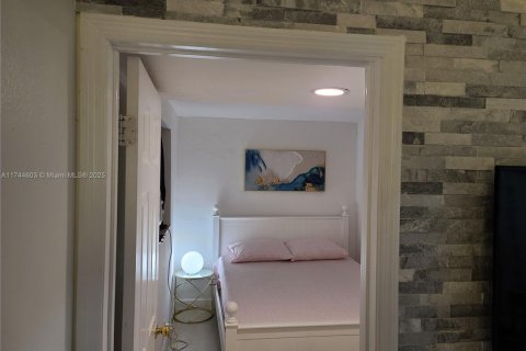 House in Hollywood, Florida 2 bedrooms, 144.93 sq.m. № 1985186 - photo 13