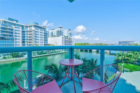 Condominio en alquiler en Miami Beach, Florida, 2 dormitorios, 120.77 m2 № 2049053 - foto 13