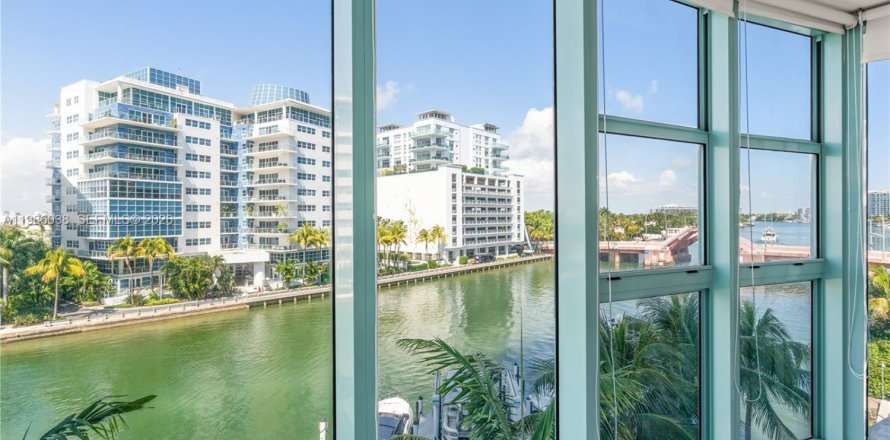 Condominio en Miami Beach, Florida, 2 dormitorios № 2049053