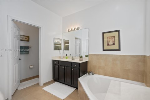 Villa ou maison à vendre à Miami, Floride: 4 chambres, 233.37 m2 № 1991711 - photo 6