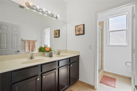 Villa ou maison à vendre à Miami, Floride: 4 chambres, 233.37 m2 № 1991711 - photo 8