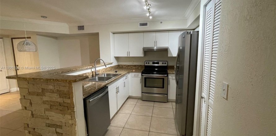 Кондоминиум с 2 спальнями в Коконат Крик, Флорида № 1963585