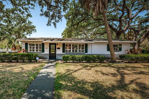 House in Saint Petersburg, Florida 2 bedrooms, 102.19 sq.m. № 1675755 - photo 1