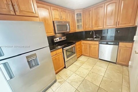 Copropriété à louer à Coral Gables, Floride: 2 chambres, 101.64 m2 № 2000446 - photo 4