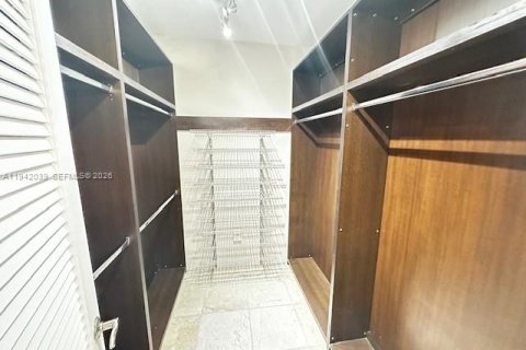 Copropriété à louer à Coral Gables, Floride: 2 chambres, 101.64 m2 № 2000446 - photo 12