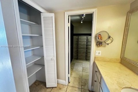 Copropriété à louer à Coral Gables, Floride: 2 chambres, 101.64 m2 № 2000446 - photo 13
