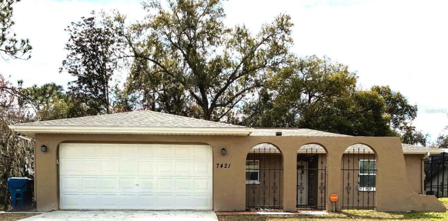 House in Weeki Wachee, Florida 3 bedrooms, 116.59 sq.m. № 2103209