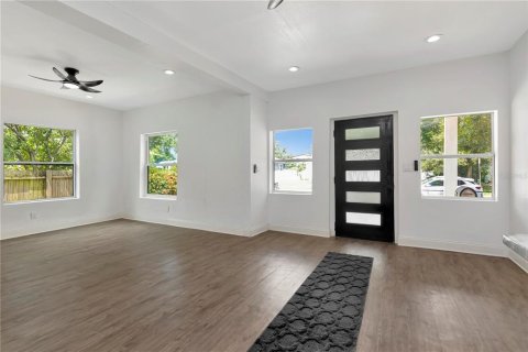 House in Saint Petersburg, Florida 4 bedrooms, 171.22 sq.m. № 1916219 - photo 2