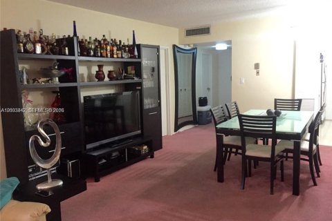 Condo in Miami Beach, Florida, 1 bedroom № 2087172 - photo 18