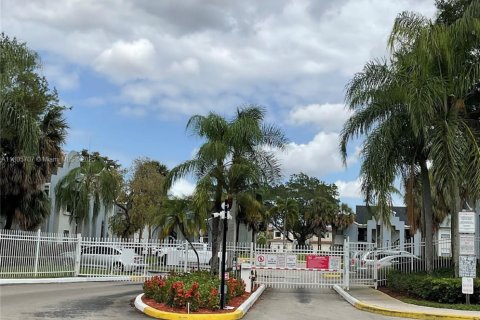 Condo in Pembroke Pines, Florida, 2 bedrooms  № 1921987 - photo 2