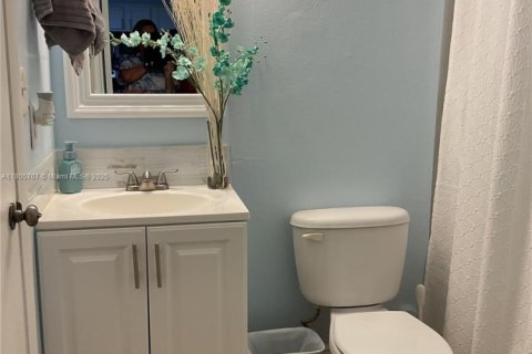 Condo in Pembroke Pines, Florida, 2 bedrooms  № 1921987 - photo 14