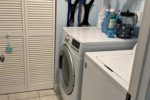 Condo in Pembroke Pines, Florida, 2 bedrooms  № 1921987 - photo 15