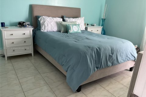 Condo in Pembroke Pines, Florida, 2 bedrooms  № 1921987 - photo 10