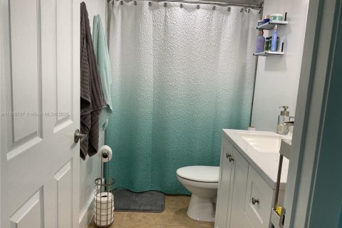 Condo in Pembroke Pines, Florida, 2 bedrooms  № 1921987 - photo 12