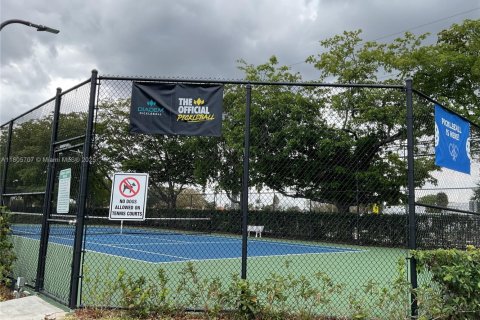 Condo in Pembroke Pines, Florida, 2 bedrooms  № 1921987 - photo 16