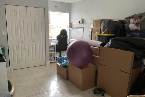 Condo in Pembroke Pines, Florida, 2 bedrooms  № 1921987 - photo 13