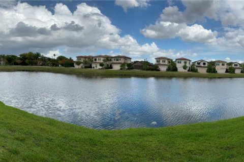 Condo in Pembroke Pines, Florida, 2 bedrooms  № 1921987 - photo 3