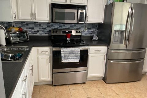 Condo in Pembroke Pines, Florida, 2 bedrooms  № 1921987 - photo 9