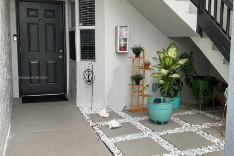 Condo in Pembroke Pines, Florida, 2 bedrooms  № 1921987 - photo 5