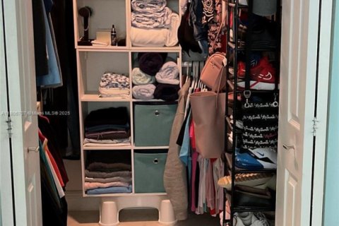 Condo in Pembroke Pines, Florida, 2 bedrooms  № 1921987 - photo 11